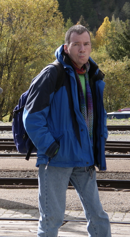 Martin wartet am Bahnhof Zernez