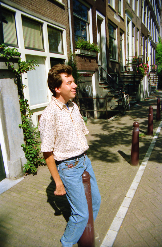 Martin posiert mit einem Amsterdammertje zwischen den Beinen